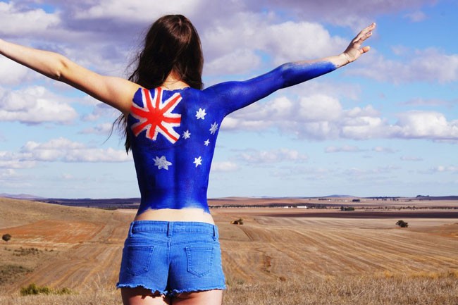 chica de espaldas con la bandera de Australia dibujada en su espalda